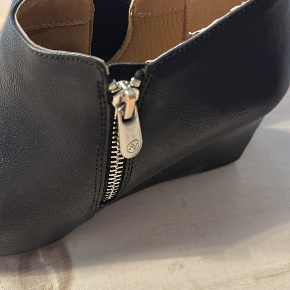 Adrienne Vittadini booties - Picture 4 of 7